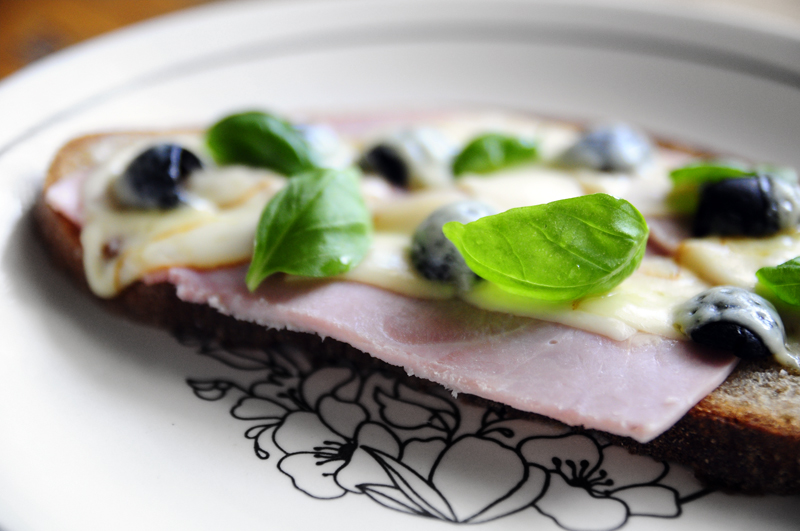 [Essen] Pseudo-Pizza-Brot | dunkelgefunkel.